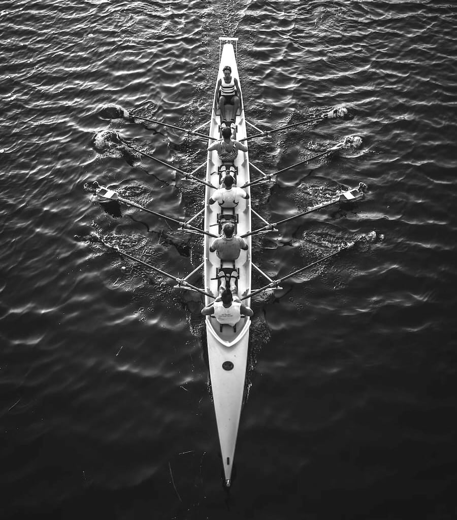 Symbolische weergave van de onderstroom in organisaties: mensen die verbinding zoeken, weerstand overwinnen en samen cultuurverandering vormgeven.