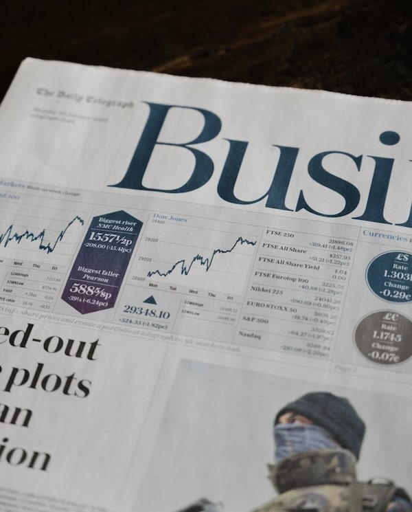 Context<br />
Een grote financiële dienstverlener had een ambitieuze strategie met meerdere prioriteiten: groei, digitalisering, klantgerichtheid en kostenbeheersing.<br />
De richting was helder op papier, maar in de praktijk ontstond onduidelijkheid over waar echt op gestuurd moest worden.<br />
De uitdaging<br />
In de praktijk gebeurde het tegenovergestelde van wat beoogd werd:<br />
Teams kregen tegenstrijdige signalen over prioriteiten<br />
Er werd op alles gestuurd, dus op niets echt<br />
Besluiten werden uitgesteld, afgezwakt of eindeloos afgestemd<br />
Leiders vermeden het maken van scherpe keuzes<br />
Iedereen was druk en betrokken, maar de organisatie verloor focus.<br />
Er werd veel gedaan, maar weinig echt afgerond.